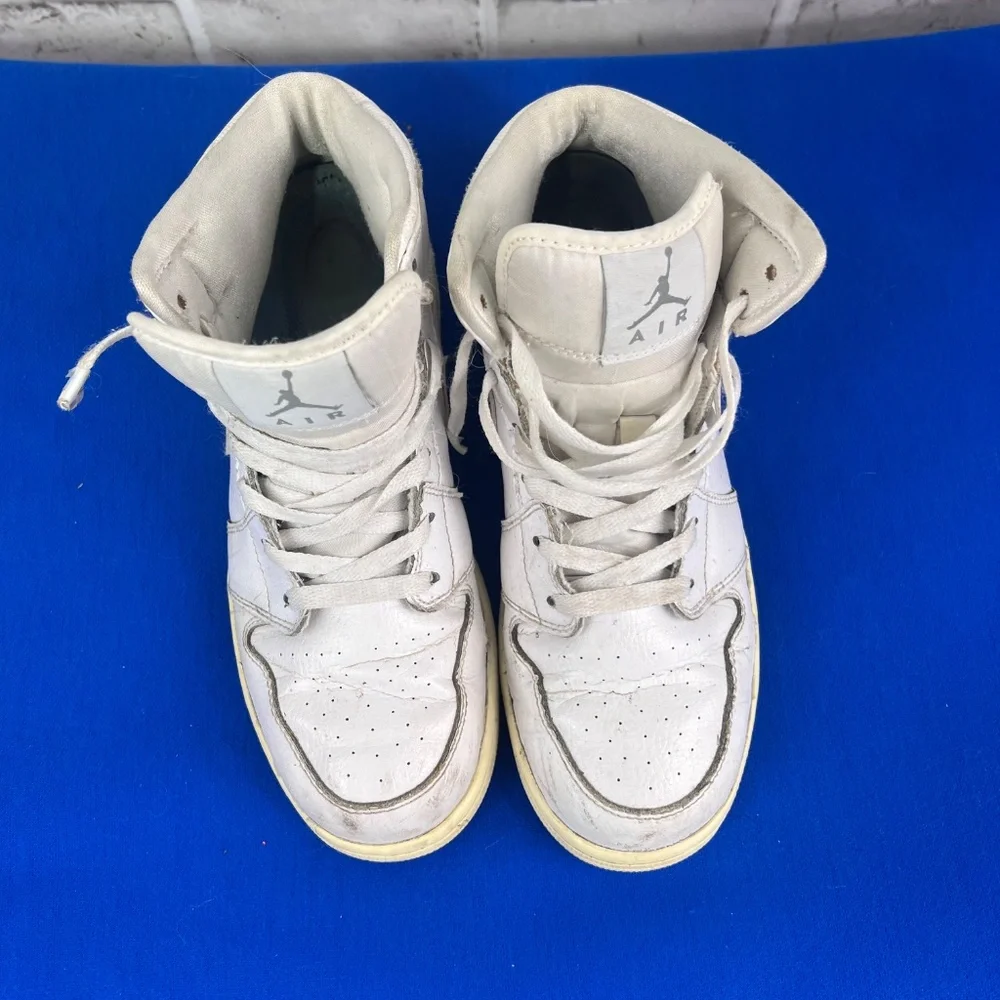 |•NIKE•| Pre-loved White High Tops Size 7Y